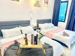 Postel nebo postele na pokoji v ubytování Cozy Trefoil 1-5Pax Studio room Setia Alam Convention Center Free Wi-Fi