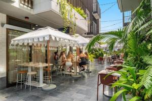 Εστιατόριο ή άλλο μέρος για φαγητό στο Soleil on Jonson - Luxury Byron Bay Apartment with Rooftop Pool, Balcony, 2 Bedrooms Above Light Years & Pixie