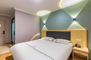 Cama o camas de una habitación en Qiqiaowu Hotel Beijing Daxing Airport Line Caoqiao Subway Station Branch