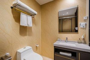Un baño de Qiqiaowu Hotel Beijing Daxing Airport Line Caoqiao Subway Station Branch