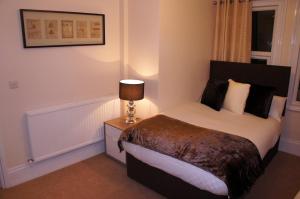 Postel nebo postele na pokoji v ubytování Sapphire Hotel London