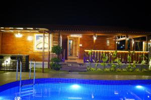 Bazén v ubytování La Cabana, The Wooden Cottage nebo v jeho okolí + 28 fotografií