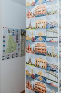 un collage de monumentos arquitectónicos en una pared en Nice Days Hostel, en Yekaterinburg