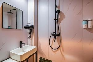 Un baño de Qiqiaowu Hotel Beijing Daxing Airport Line Caoqiao Subway Station Branch