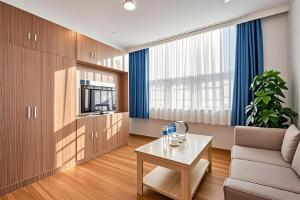 Una cocina o zona de cocina en Qiqiaowu Hotel Beijing Daxing Airport Line Caoqiao Subway Station Branch