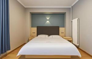 Cama o camas de una habitación en Qiqiaowu Hotel Beijing Daxing Airport Line Caoqiao Subway Station Branch