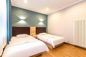 Cama o camas de una habitación en Qiqiaowu Hotel Beijing Daxing Airport Line Caoqiao Subway Station Branch