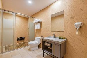 Un baño de Qiqiaowu Hotel Beijing Daxing Airport Line Caoqiao Subway Station Branch