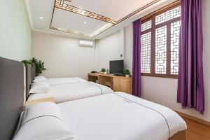 Cama o camas de una habitación en Qiqiaowu Hotel Beijing Daxing Airport Line Caoqiao Subway Station Branch