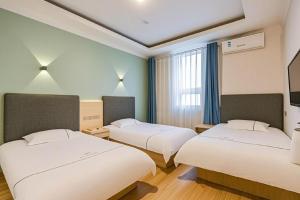 Cama o camas de una habitación en Qiqiaowu Hotel Beijing Daxing Airport Line Caoqiao Subway Station Branch