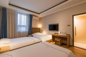 Cama o camas de una habitación en Qiqiaowu Hotel Beijing Daxing Airport Line Caoqiao Subway Station Branch