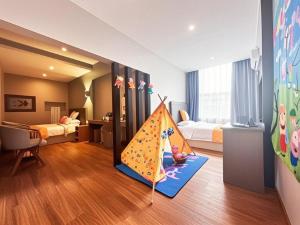 1 habitación con 1 habitación con 1 cama y 1 habitación con en Qiqiaowu Hotel Beijing Daxing Airport Line Caoqiao Subway Station Branch, en Beijing