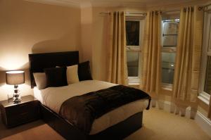 Postel nebo postele na pokoji v ubytování Sapphire Hotel London