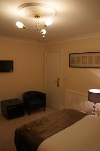 Postel nebo postele na pokoji v ubytování Sapphire Hotel London