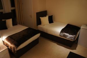Postel nebo postele na pokoji v ubytování Sapphire Hotel London