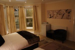 Postel nebo postele na pokoji v ubytování Sapphire Hotel London