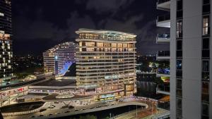 Un palazzo alto in una città di notte di Broadbeach Business or Leisure a Gold Coast