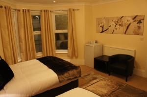 Postel nebo postele na pokoji v ubytování Sapphire Hotel London