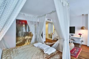 Tempat tidur dalam kamar di Senatus Hotel - Special Class