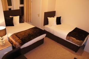 Postel nebo postele na pokoji v ubytování Sapphire Hotel London