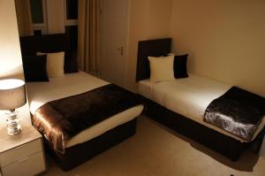 Postel nebo postele na pokoji v ubytování Sapphire Hotel London