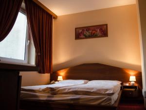 Posteľ alebo postele v izbe v ubytovaní Hotel West
