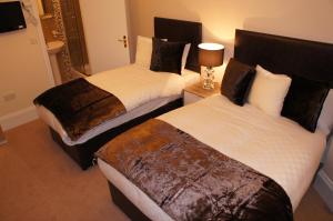 Postel nebo postele na pokoji v ubytování Sapphire Hotel London