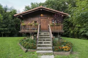 una piccola casa con una scala in un cortile di Casa Rural Haritzpe a Hondarribia Altre 24 foto