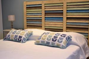 um quarto com uma cama com duas almofadas em U Fornu em Patrimonio