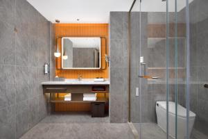Vannituba majutusasutuses Home2 Suite by Hilton Chaozhou