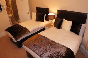 Postel nebo postele na pokoji v ubytování Sapphire Hotel London