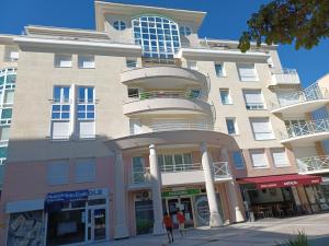 a large building with people walking in front of it at Splendide appartement soleil terrasse in Sceaux