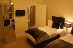 Postel nebo postele na pokoji v ubytování Sapphire Hotel London