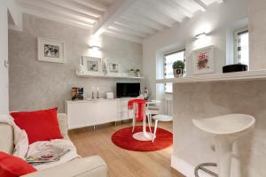 sala de estar con sofá y mesa en Mamo Florence - Dado Suite en Florence