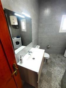 Et badeværelse på Apartment on the front line from the ocean