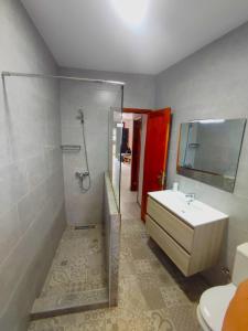 Et badeværelse på Apartment on the front line from the ocean