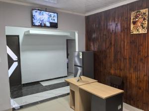an office with a desk and a tv on a wall at Gift Guest house 1 in Cravenby