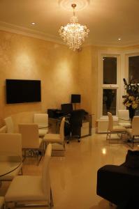 TV a/nebo společenská místnost v ubytování Sapphire Hotel London