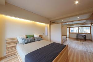 春日井ひろびろ空間の3階建デザイナーズ住宅的一间带大床和书桌的卧室