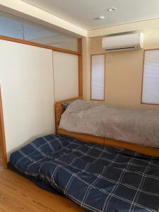 ひろびろ空間の3階建デザイナーズ住宅客房内的一张或多张床位