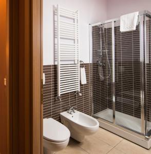 łazienka z toaletą, umywalką i prysznicem w obiekcie Santa Giulia Hotel e Residence Torino w Turynie +37 zdjęć