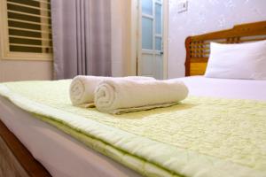 Postel nebo postele na pokoji v ubytování Lucky Hội an Hotel