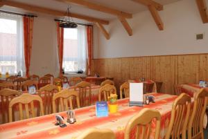 Reštaurácia alebo iné gastronomické zariadenie v ubytovaní Penzion Rakovec