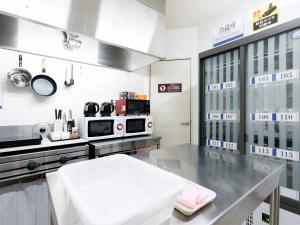 中标津町Tabist machinoyado denden的厨房配有台面和微波炉