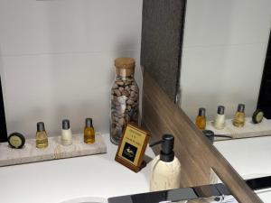 eine Flasche Whiskey auf einer Theke neben einem Spiegel in der Unterkunft DÁBRIPA COZY y CLARITY in Las Palmas de Gran Canaria + 54 Fotos