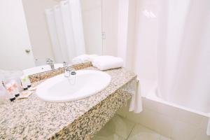 A bathroom at azuLine Hotel Bahamas y Bahamas II