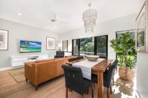 Televiisor ja/või meelelahutuskeskus majutusasutuses Mirra Chana Beachfront Apartments Mooloolaba