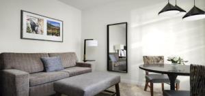 un soggiorno con un divano e un tavolo di Marriott Willow Ridge Luxury Studio a Branson Altre 29 foto