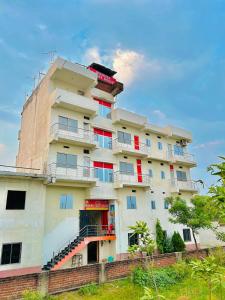 un edificio con finestre e scale rosse e bianche di Mahima Guest House a Bodh Gaya