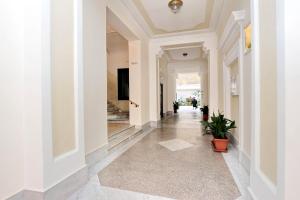 een hal van een huis met witte muren bij Lucky Home rooms in Rome